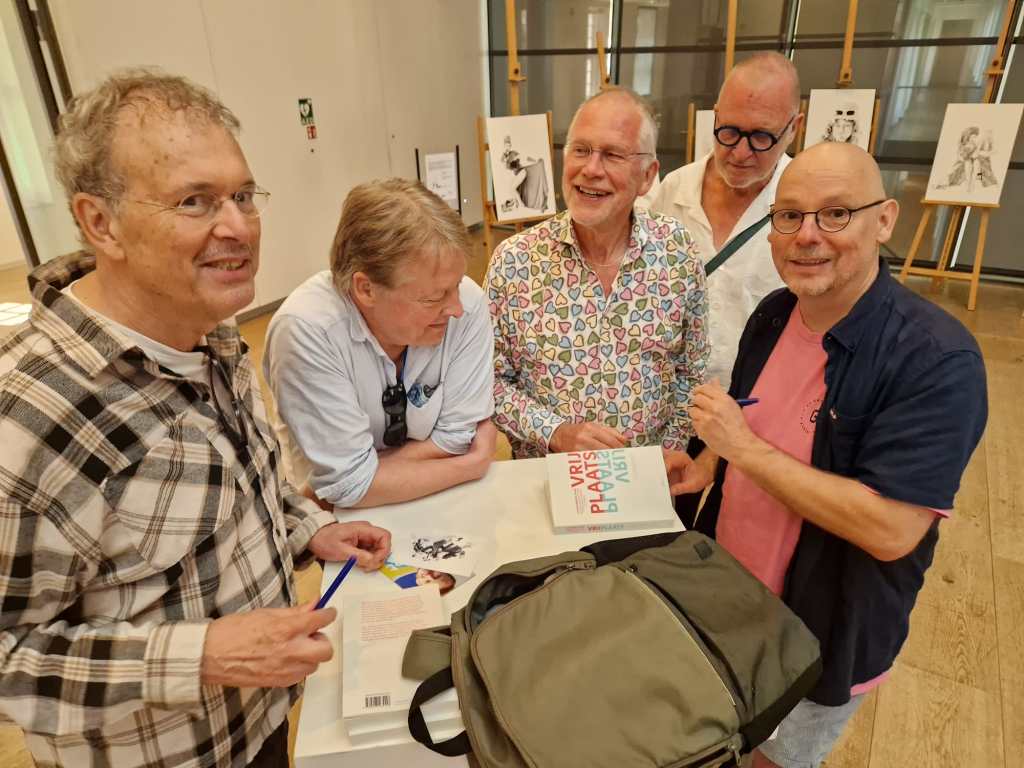 Nazit met onder meer Jos van Hest en Gerard van Emmerik. Gerard won die ochtend de BruutTAAL Reegenboogboek van het jaar 2026 voor Jij blijft.
